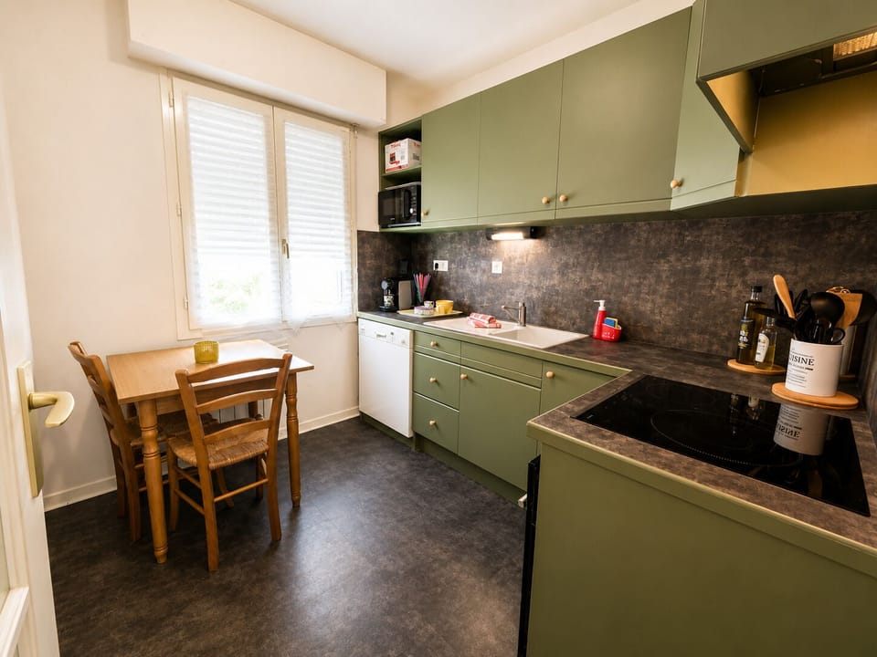 Fully equipped kitchen with dining area, ideal for your meals.