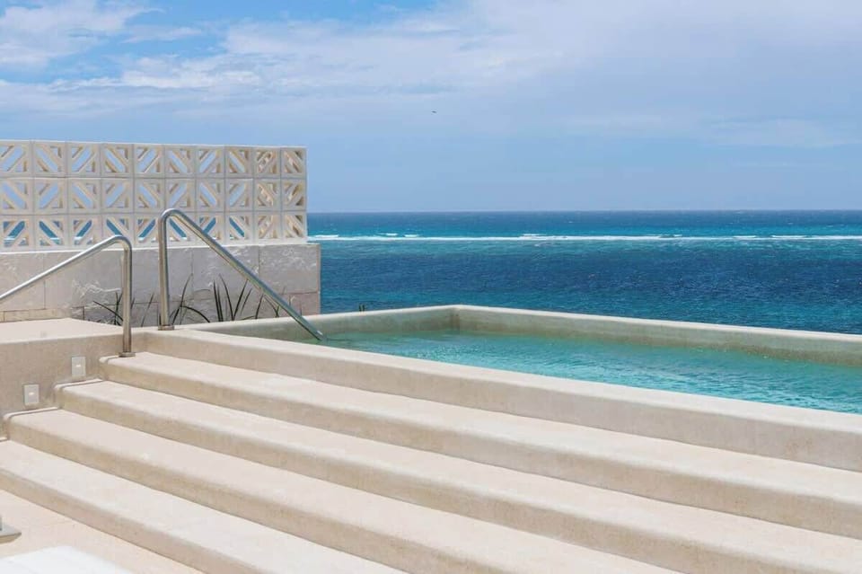 Alberca compartida ubicada en el rooftop con vistas espectaculares al mar 