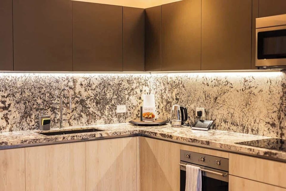 Cocina completa con horno, parilla de induccion y microondas 