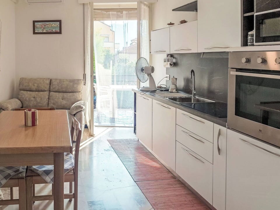 Kitchen Appliance, Furniture, Kitchen, Countertop, Flooring, Major Appliance, Floor, Wood, Interior Design, Cabinetry