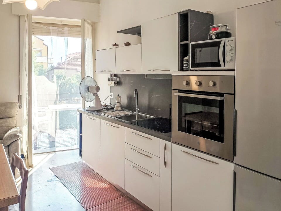 Kitchen Appliance, Kitchen, Countertop, Major Appliance, Cabinetry, Home Appliance, Flooring, Wood, Interior Design, Kitchen Stove