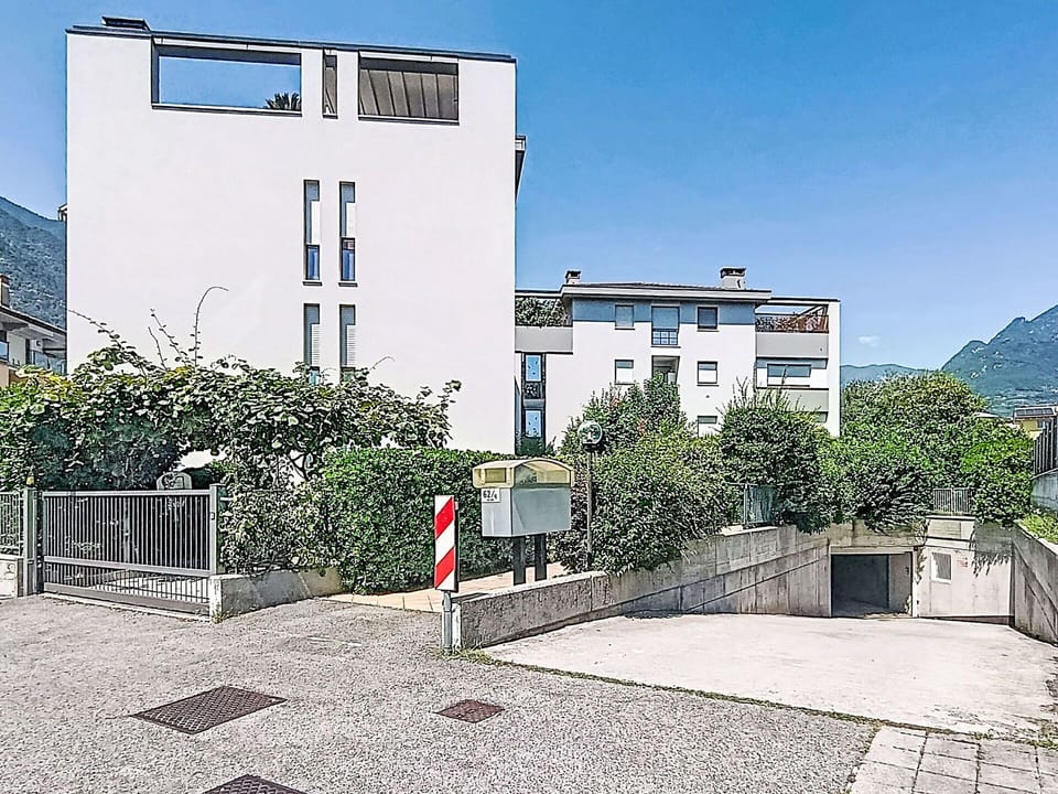 Wall, Building, Window, Residential Area, Facade, Architecture, Neighbourhood, Town, Apartment, Home