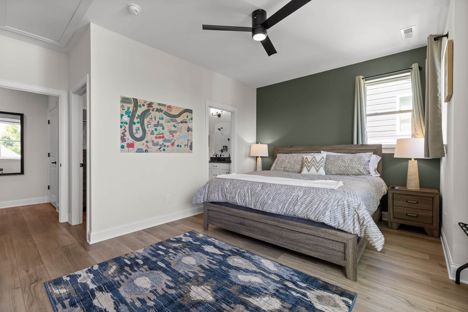 🏡 A King Master Bedroom with en-suite bathroom and desk workspace 2