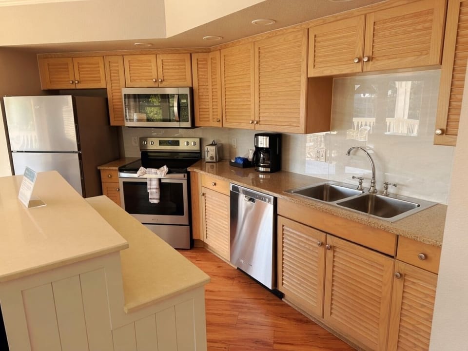1 Bedroom Villa • Full Kitchen with Island
