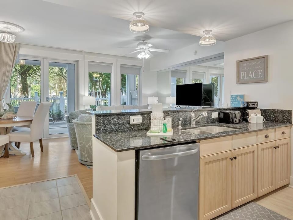 Fully equipped kitchen with seating for four