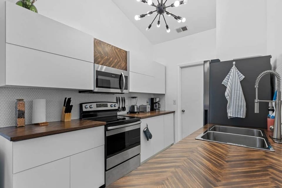Fully equipped kitchen.