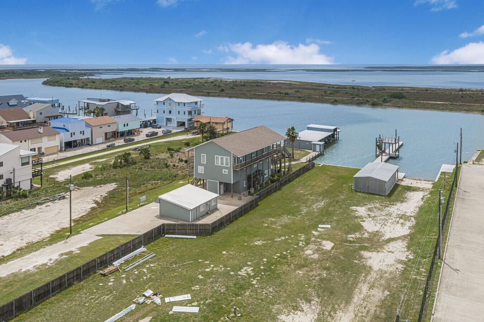 Bring your boat, fishing gear, and crew — La Pesca was designed for life on the water.