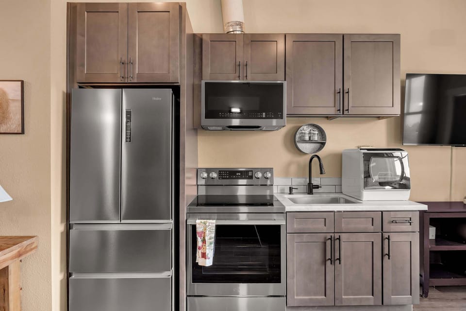 🍳 A well-equipped kitchen with stainless steel appliances, ample cabinetry, and everything you need to prepare meals during your stay.