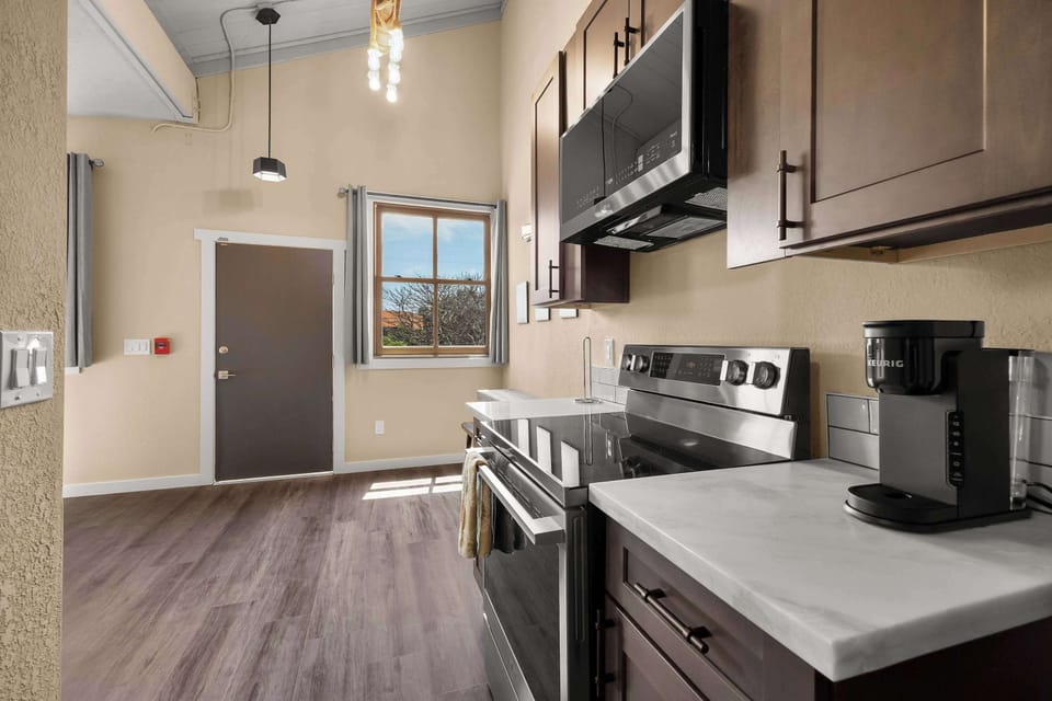 
☕ Start your morning with coffee from the Keurig and prepare meals with ease in this well-equipped kitchen.