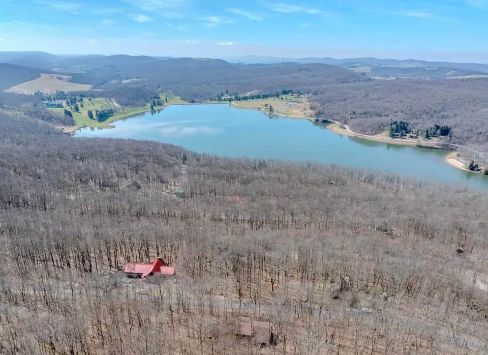 Alpine Lake is a beautiful four season resort with 18-hole golf course, mini golf, lake, and more