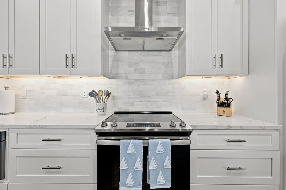 Range with vent hood and modern finishes