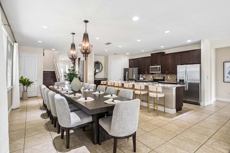 Dining & Kitchen Area