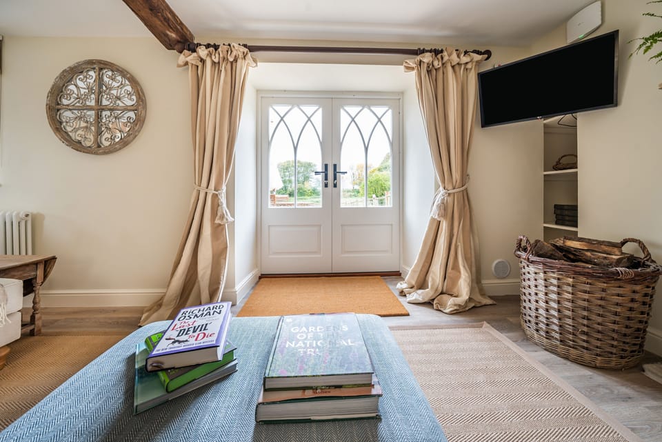 Piddle Cottage, Chebbard, Dorchester: Enjoy views of the garden from the sitting area