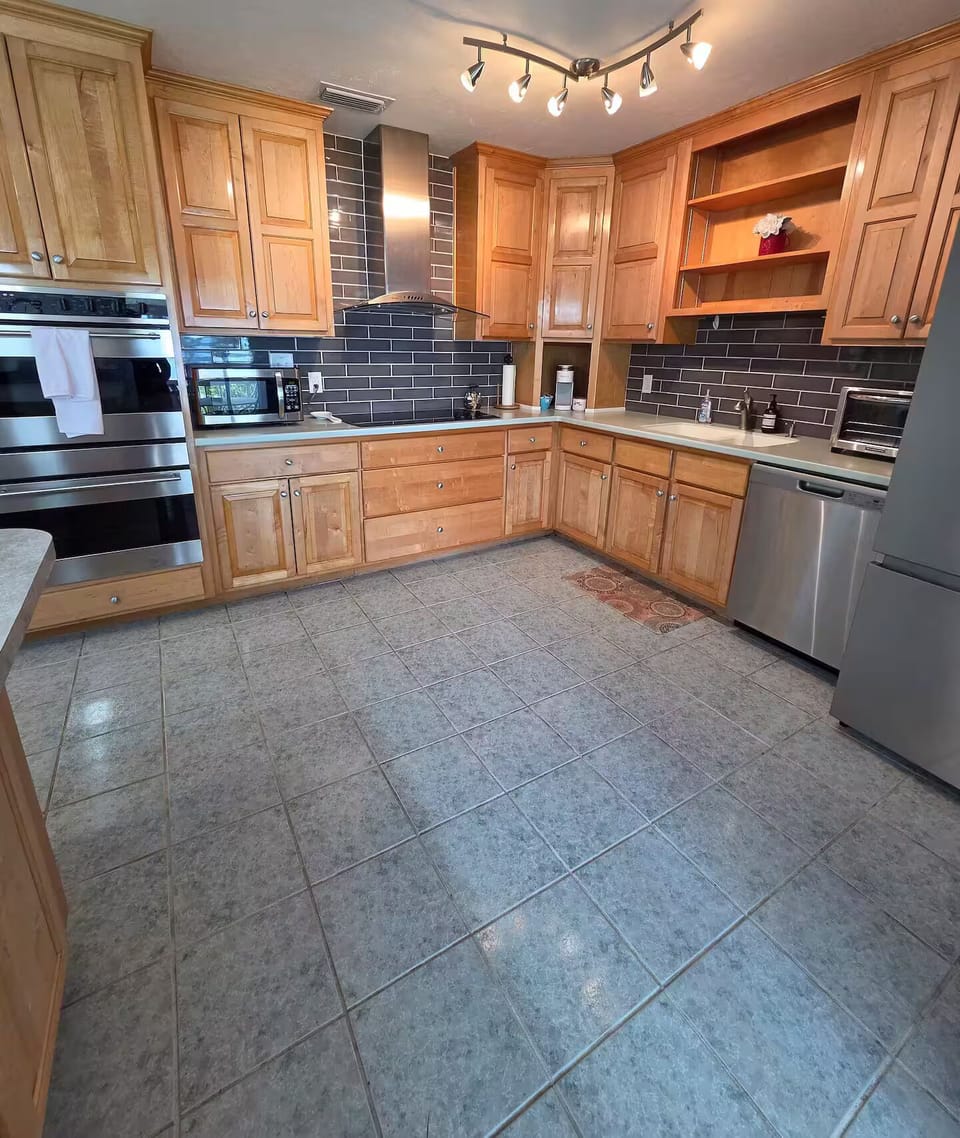 Kitchen has double oven, stove top, dishwasher, fridge and freezer (with ice maker), toaster oven, Keurig, and more!