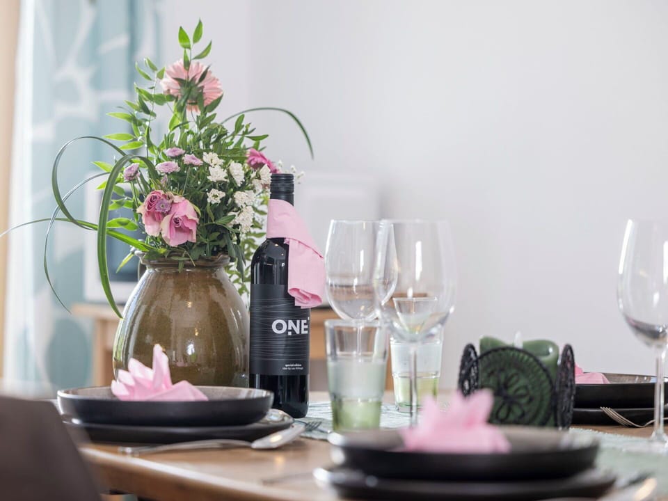 Flower, Tableware, Table, Floristry, Cut Flowers, Flowerpot, Furniture, Vase