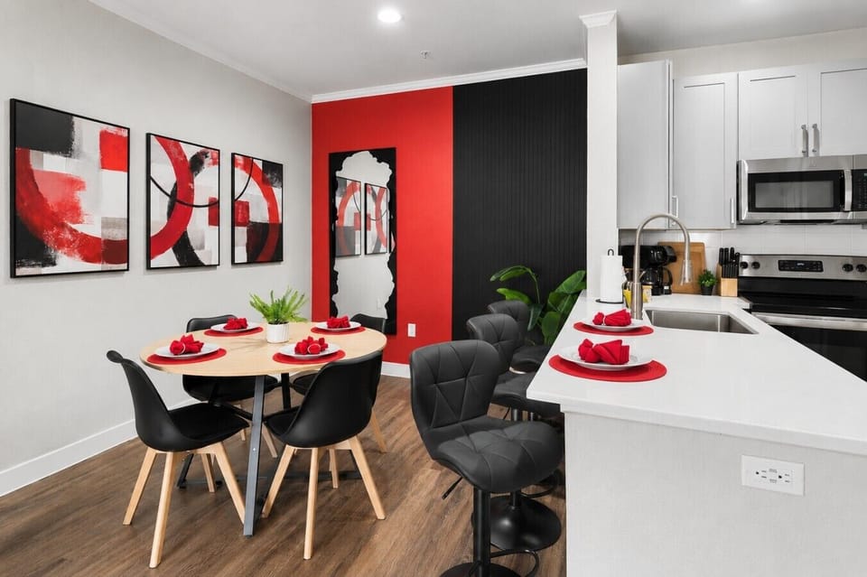 Good meals are better when shared. Gather around the dining table, enjoy great conversation, then settle into the comfortable living area and let the evening continue.
