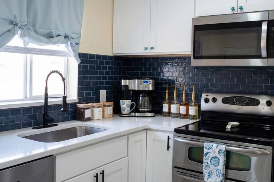 Fully stocked kitchen with 4 barstools and breakfast nook with additional 4 sests