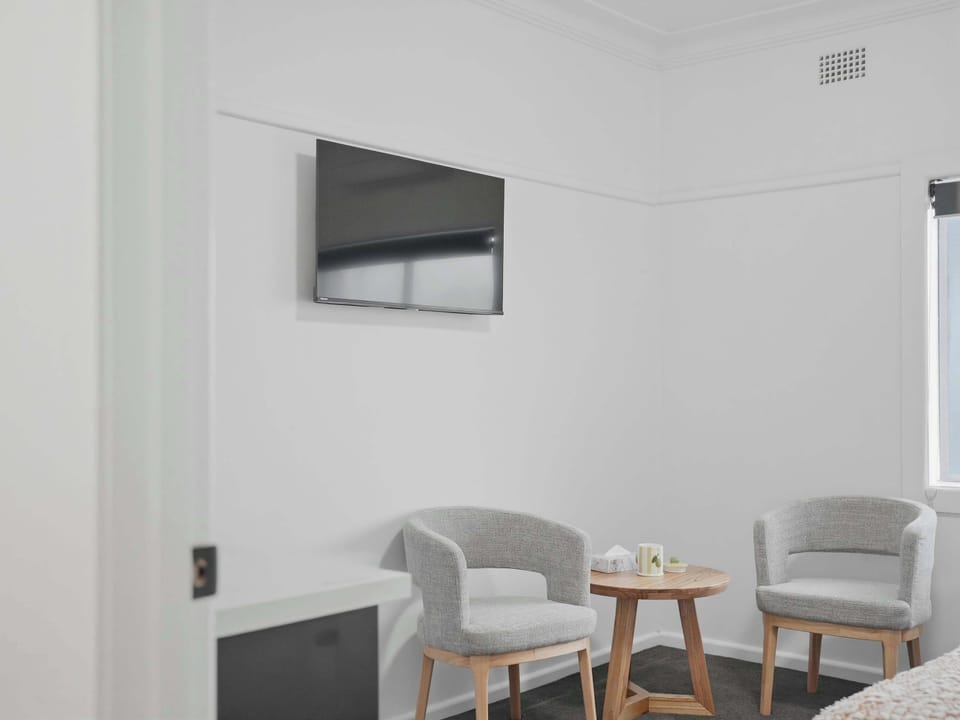 Studio 1 | Kitchenette + TV