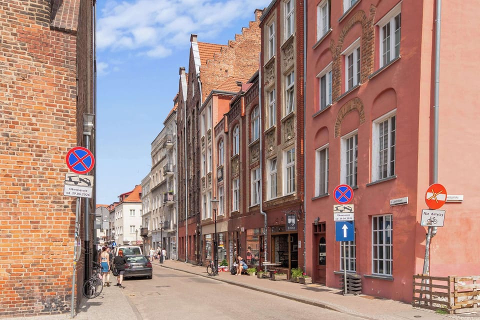 W okolicy znajdują się liczne restauracje, kawiarnie, sklepy oraz punkty usługowe. Lokalizacja będzie odpowiednia na weekendowe zwiedzanie, romantyczny wyjazd oraz krótki pobyt służbowy.