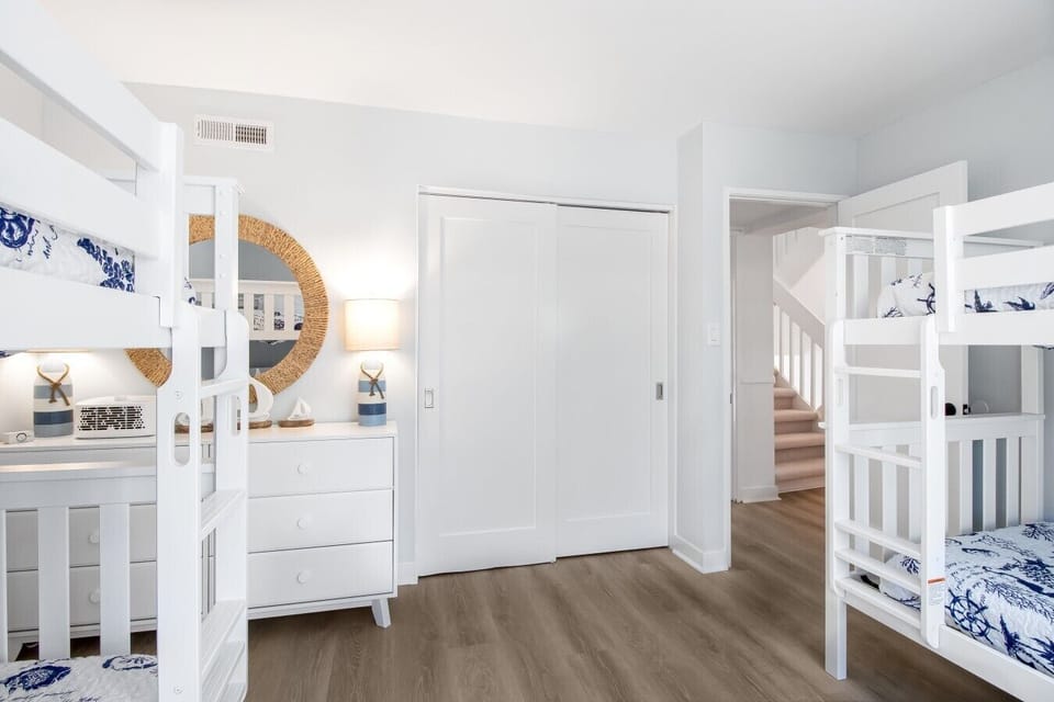 Spacious 2nd Floor Guest Room with Two Twin-over-Twin Bunks – Perfect for Families