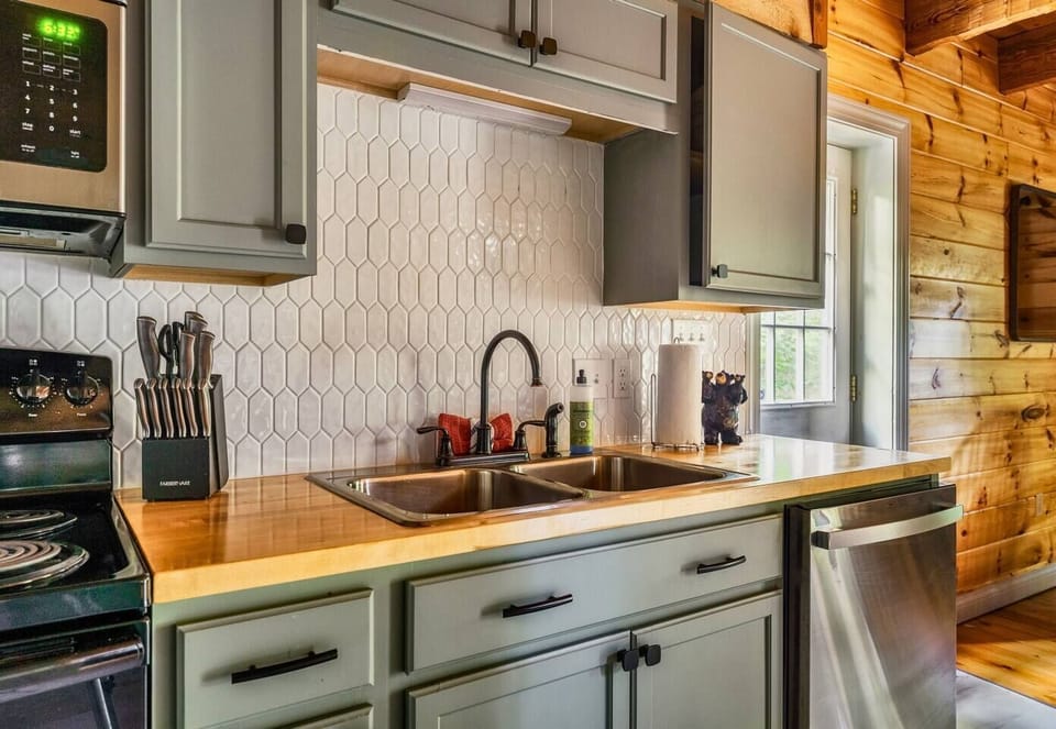 Start your mornings right with a fresh cup of coffee from the fully stocked coffee bar—fuel up before hitting the trails or visiting nearby attractions like Dollywood!