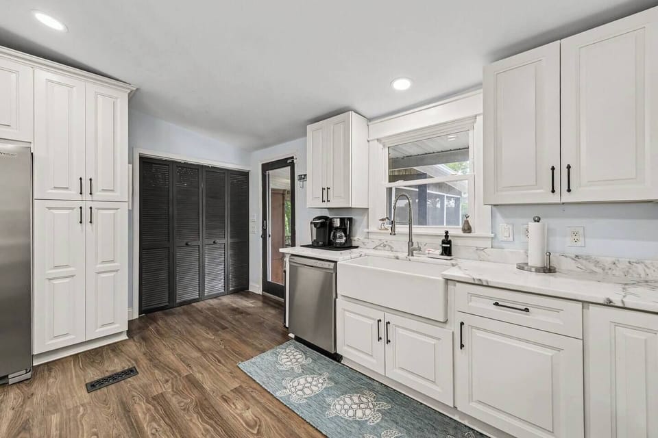 Fully equipped kitchen with dishwasher & direct access to screened porch