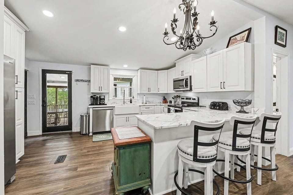 Generous counter space & breakfast bar with seating for 3
