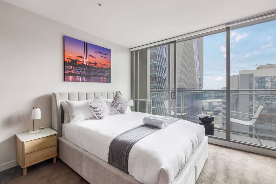 After a day exploring Melbourne, return to a quiet retreat complete with a queen bed, soft pillows, and the ideal setup for a great night’s sleep.