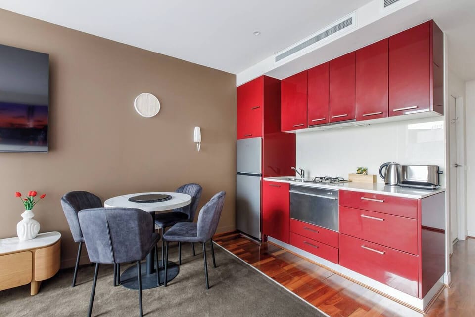 Prepare a quick breakfast or light meal in the well-equipped kitchenette, complete with a gas stove, oven, microwave, fridge and other essentials.