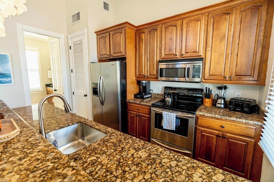 Fully Equipped Luxury Kitchen with Granite Countertops