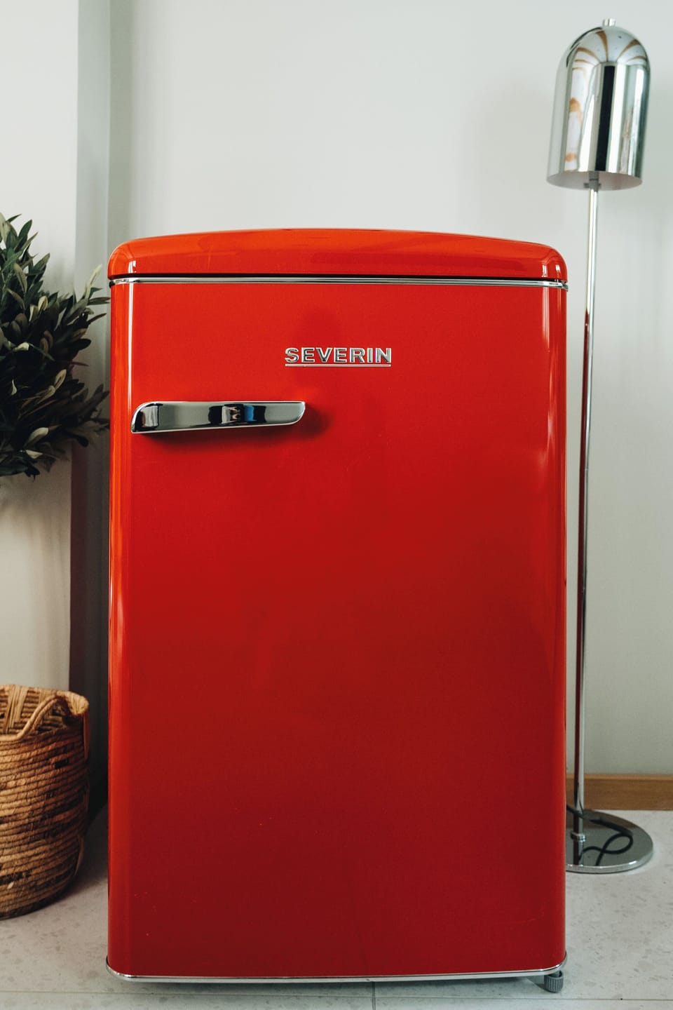This Severin fridge is a feast for the eyes. The glossy red finish is stunning.