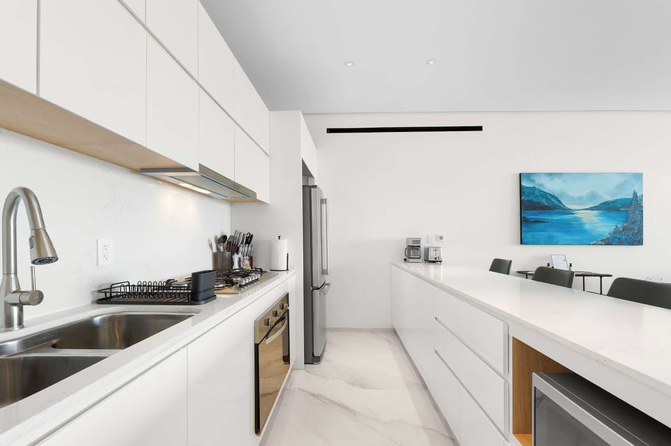 Modern, fully equipped kitchen.