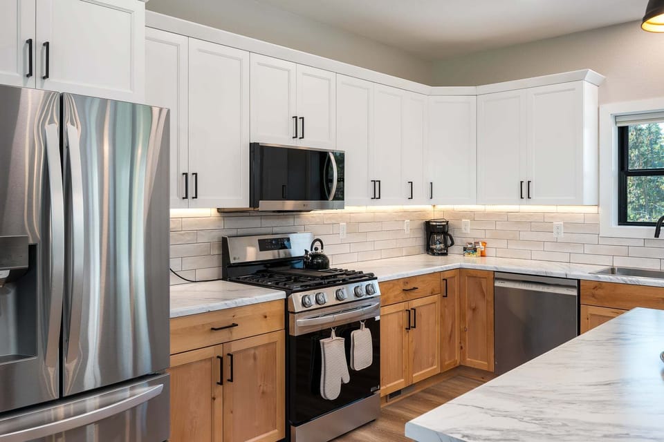 Fully Equipped Kitchen with Stainless Steel Kitchen Appliances