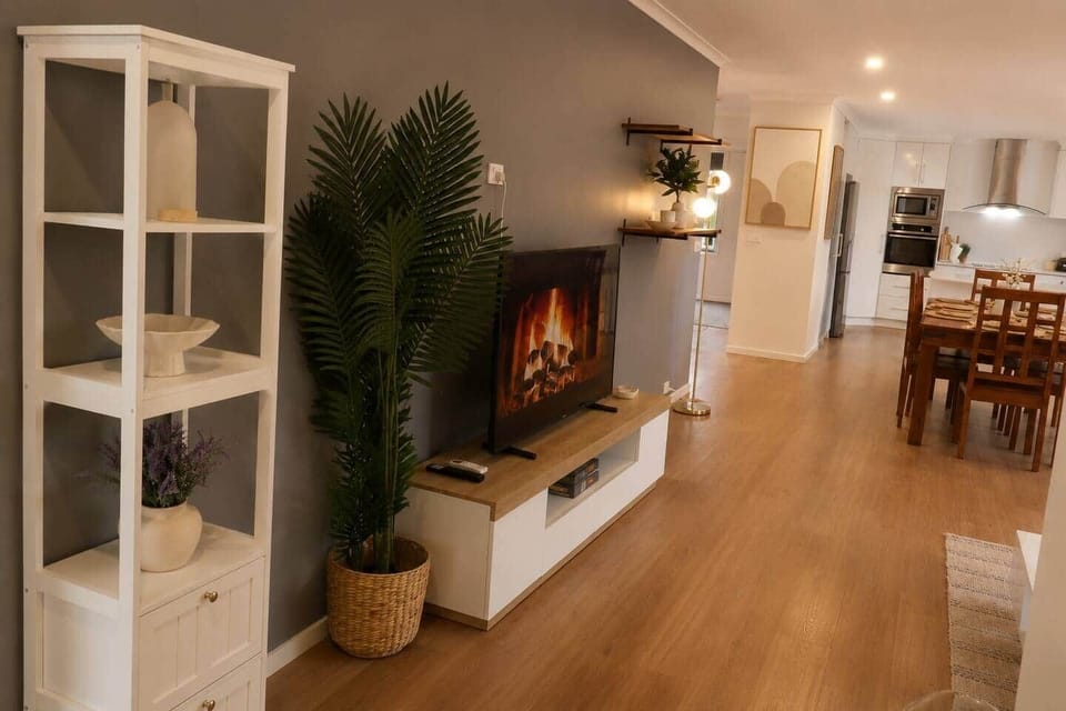Cosy lounge ideal for families, couples and business stays