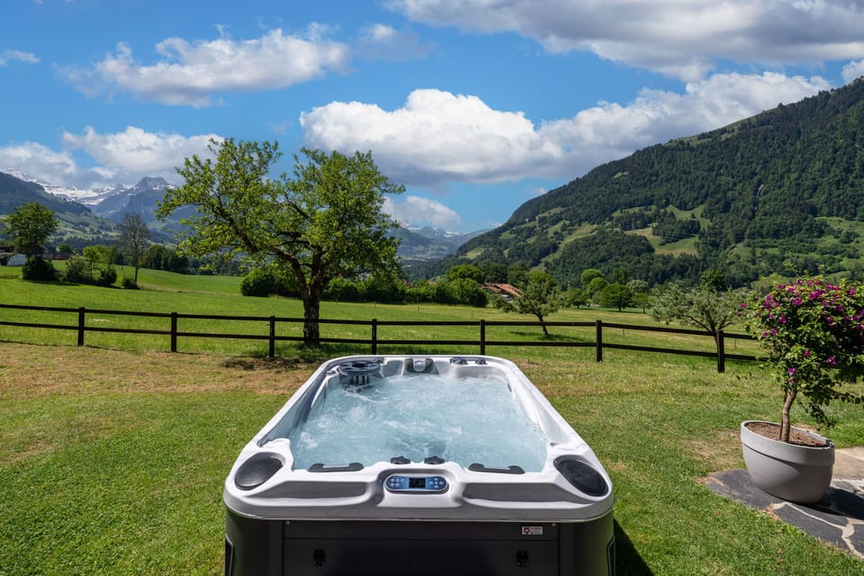 Our 24/7 outdoor jacuzzi offers total privacy and unobstructed, panoramic mountain views.