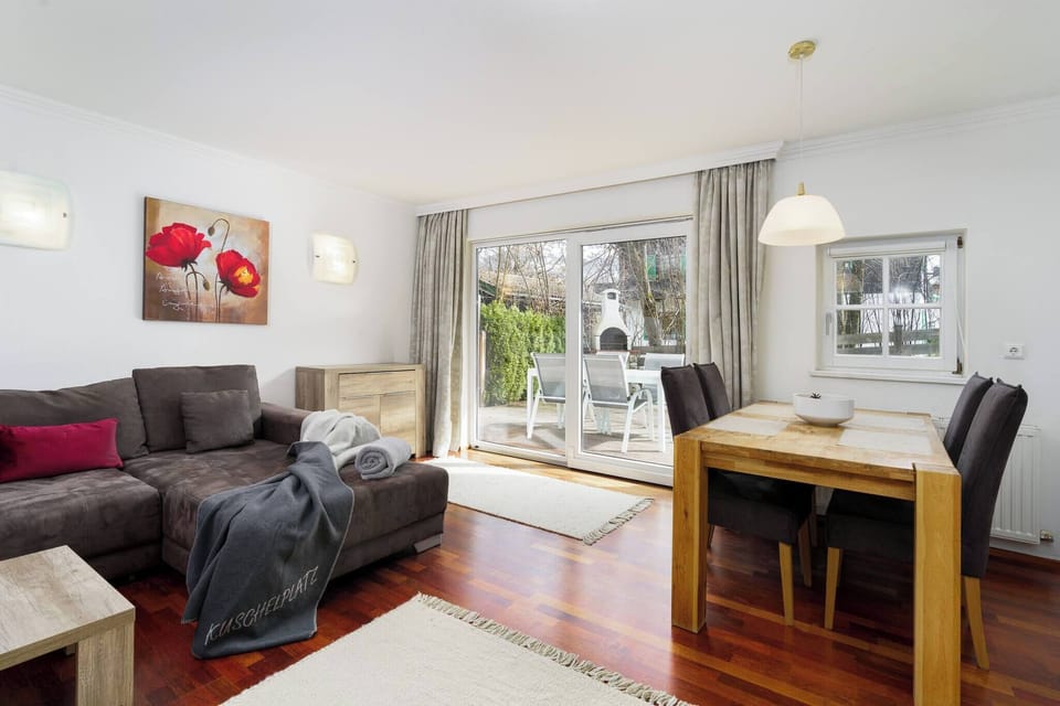 Book a vacation apartment in Kitzbühel with bright dining area, garden access, modern finishes, parking and central location near the ski lift.