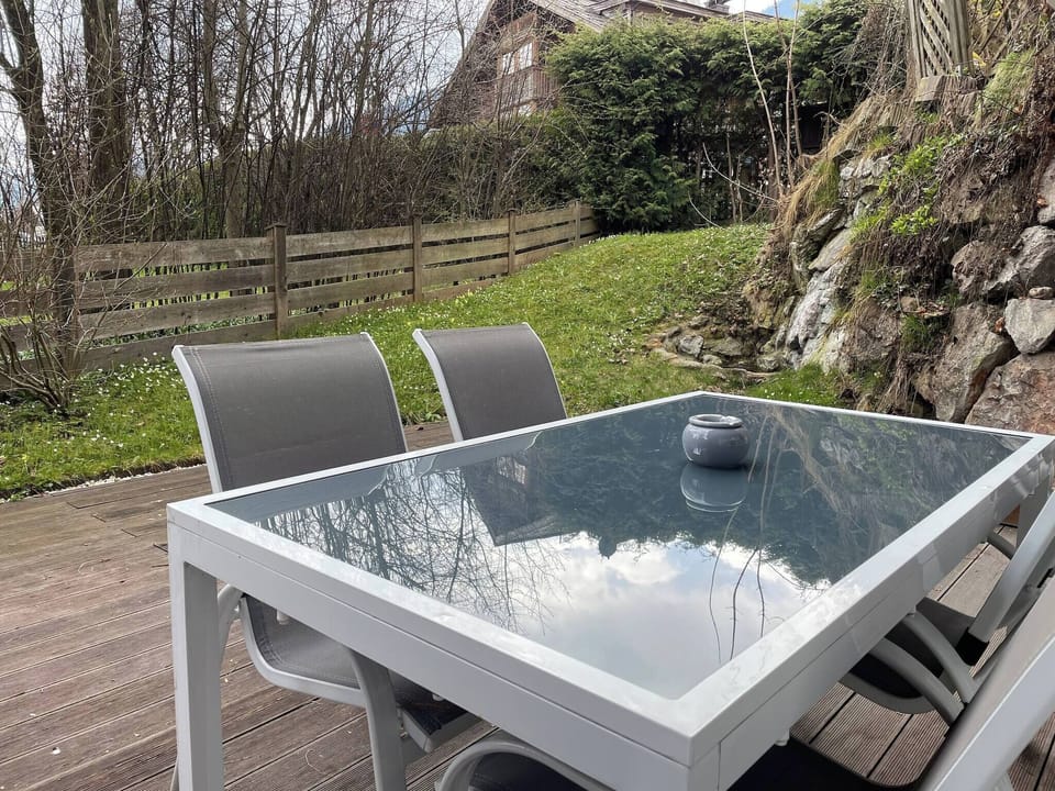 Book a vacation apartment in Kitzbühel with private garden area, outdoor seating, modern finishes and central location near the ski lift.