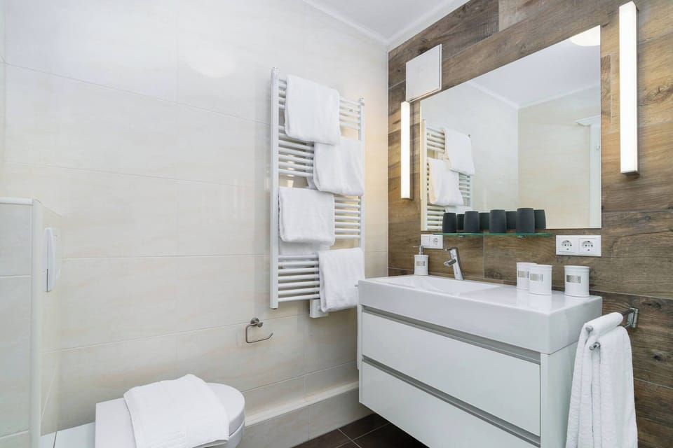 Book a vacation apartment in Kitzbühel with modern bathroom, quality finishes, heated towel rail and central location near the ski lift.