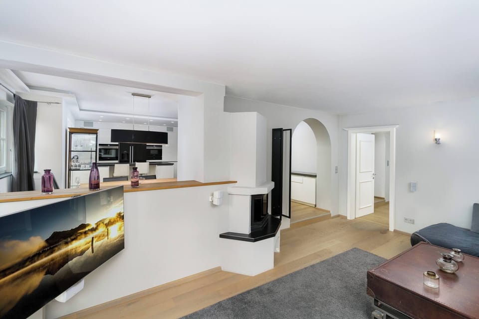 Book a Kitzbühel vacation apartment with open living area, modern kitchen, fireplace and location near old town, Streif and Ganslernhang.