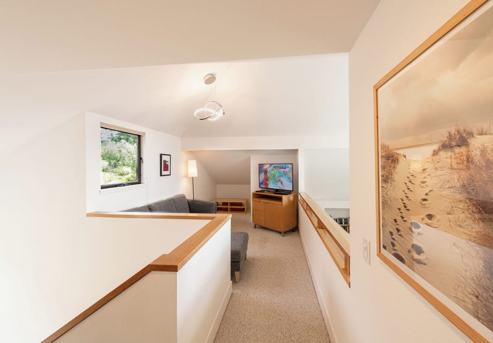 Den / Entertainment Area (upstairs)