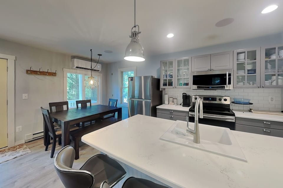 Kitchen & Dining