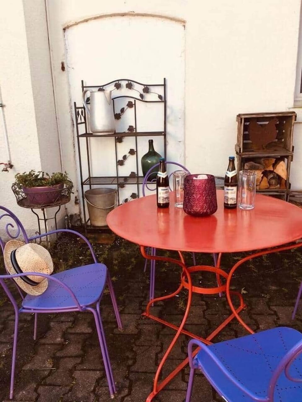 Sitzplatz im Hof hinterm Haus