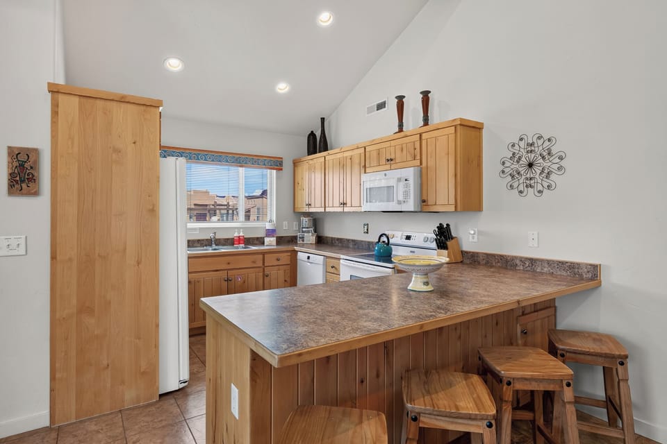 Kitchen area with breakfast bar seating for 4.