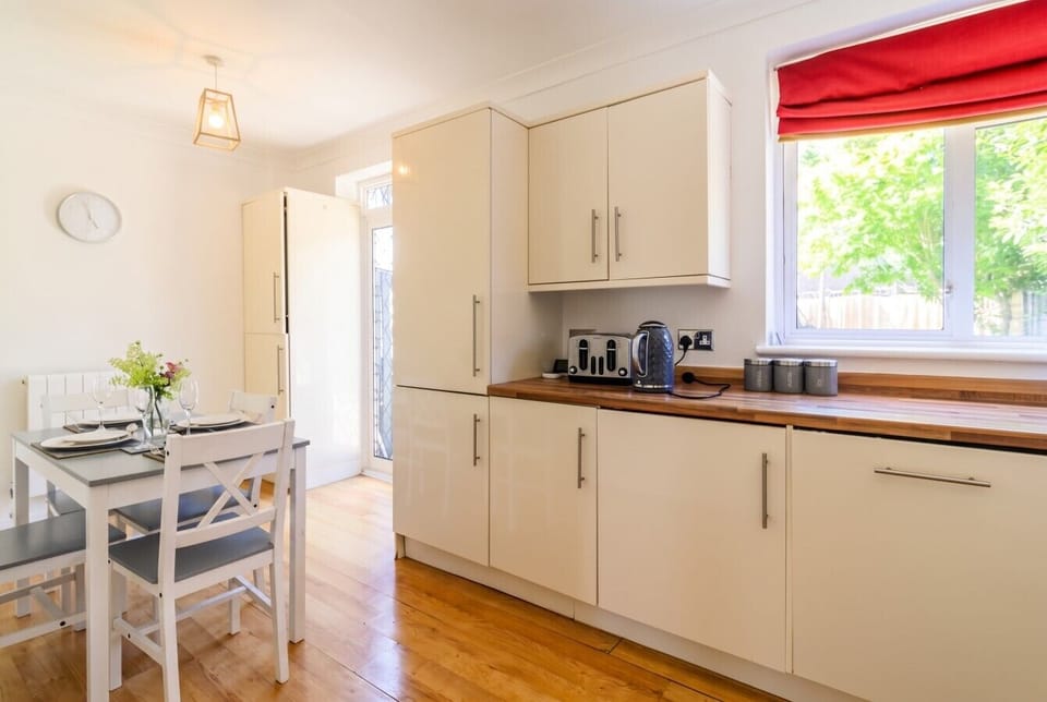 Homely kitchen with dining nook, kettle and everything you need