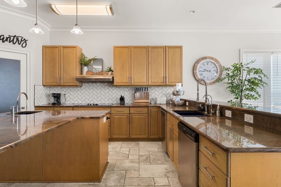 Grand, Open Kitchen