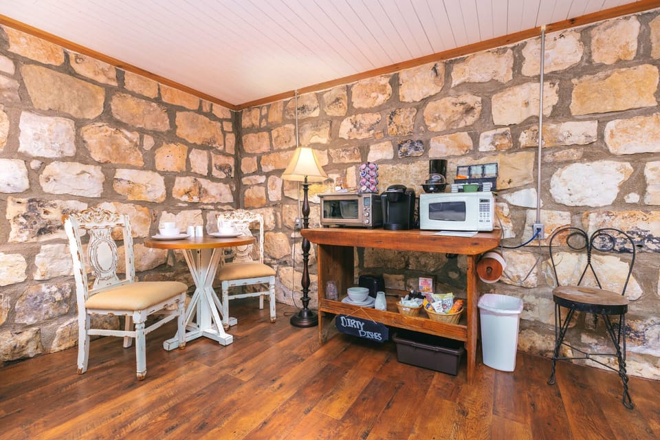 Hill-Country-bb-kitchenette