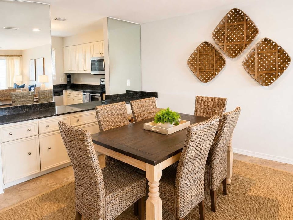 Seating for 6 at the dining table