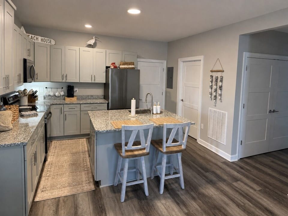 Kitchen w/ Island