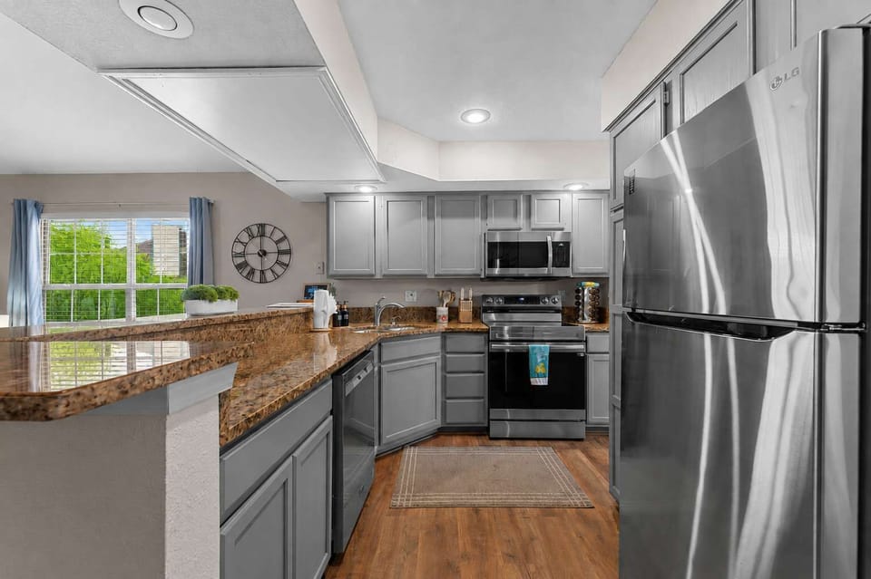 Stainless steel appliances/granite countertops in kitchen