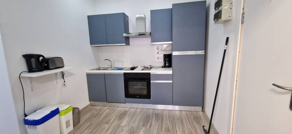 Full kitchen, inc hob, oven, sink, fridge freezer, dishwasher, etc
